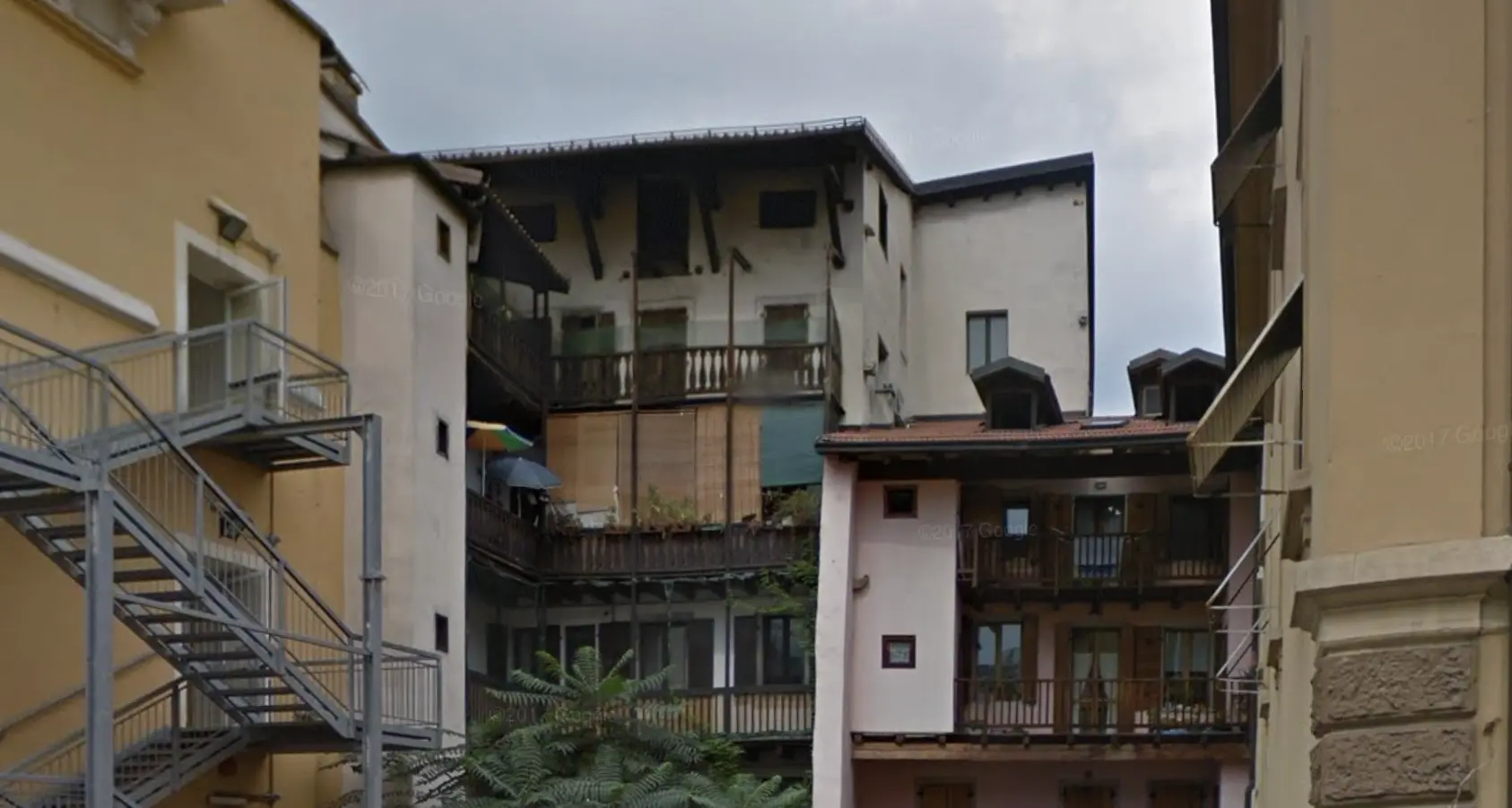 Arrestato dopo la fuga sui tetti delle case
