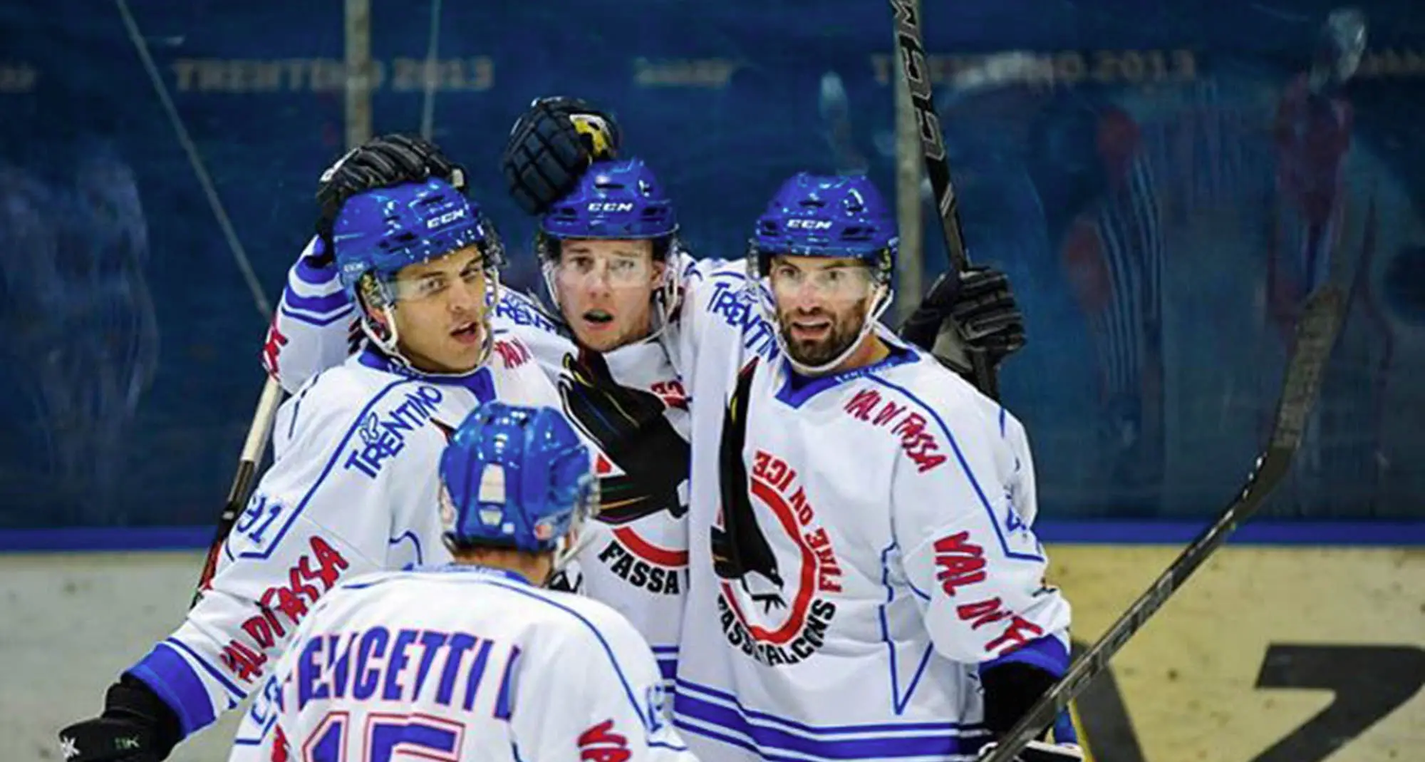 Krampus e hockey di solidarietà questa sera nel match Fassa - Cortina
