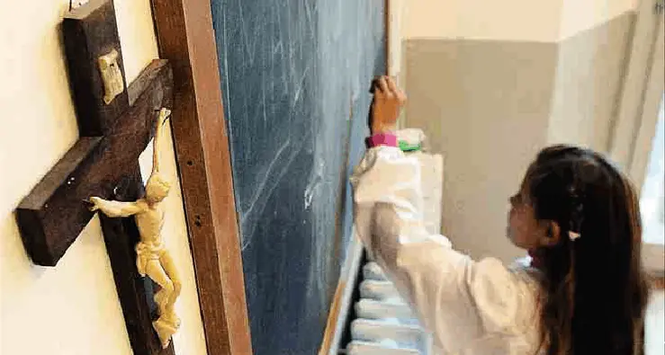 Crocefissi in classe? Il ministro Fioramonti: «Sono per la scuola laica»