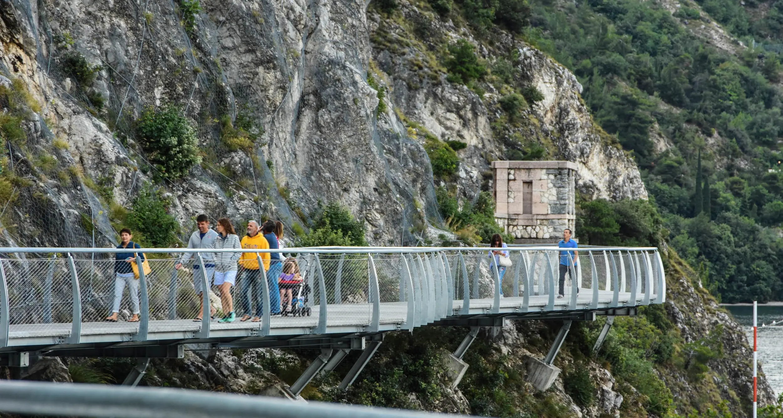 Limone, tagliata la rete della Ciclopista del Garda