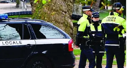 Boom di auto senza assicurazione, +40% Meno sanzioni per l'uso del cellulare alla guida