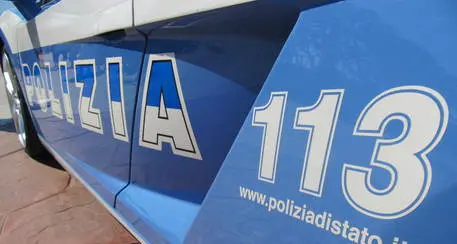 Tentano il furto in pieno giorno, fermati e denunciati dalla polizia