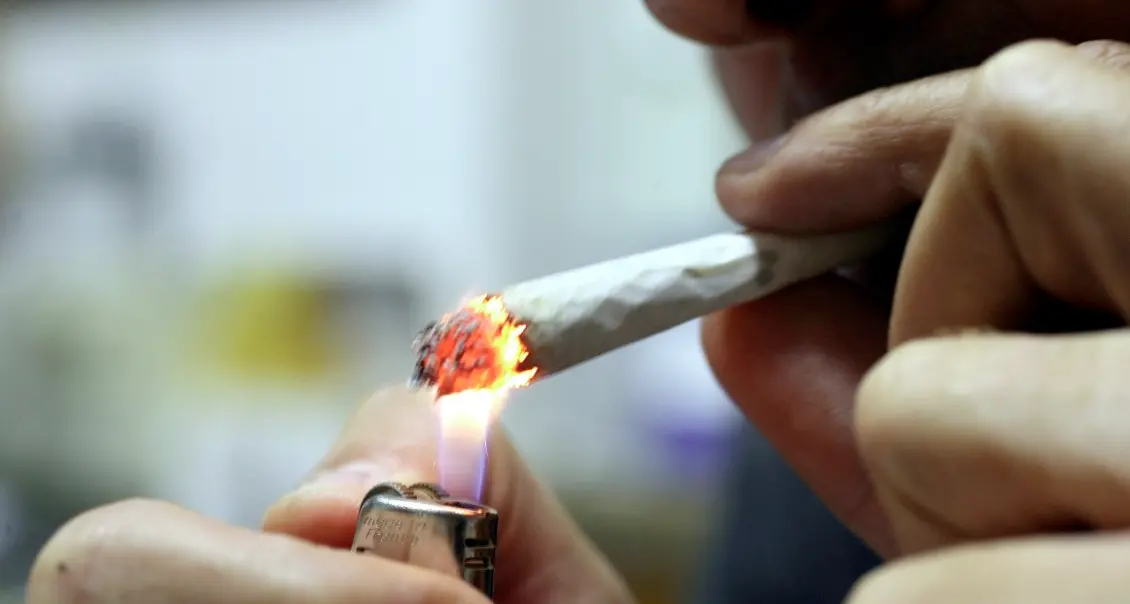Un quindicenne su quattro fa uso di droga Il 10% fuma sigarette, il 25% consuma alcol