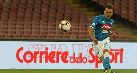 Milik rapinato dell'orologio nella notte a Napoli