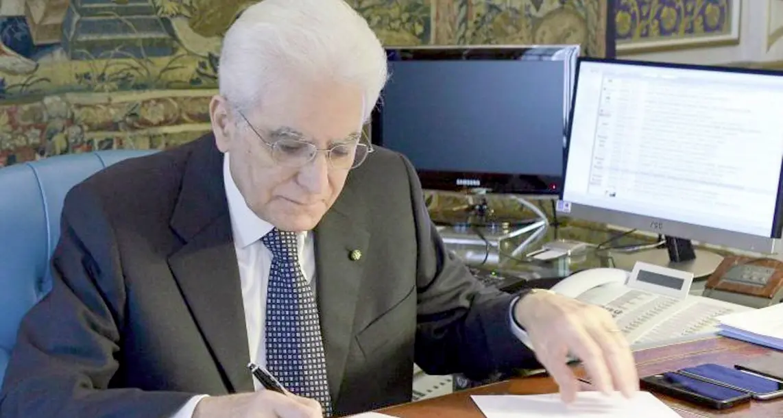 Mattarella firma il «decreto sicurezza» ma chiede il rispetto della Costituzione