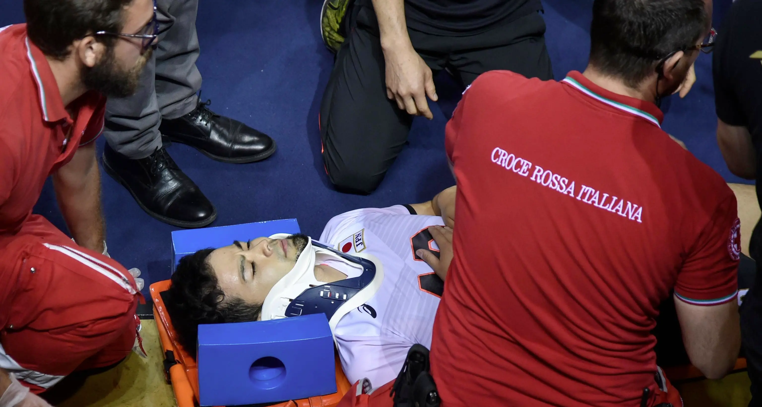 Ai Mondiali di volley libero giapponese vola oltre i led e finisce in ospedale