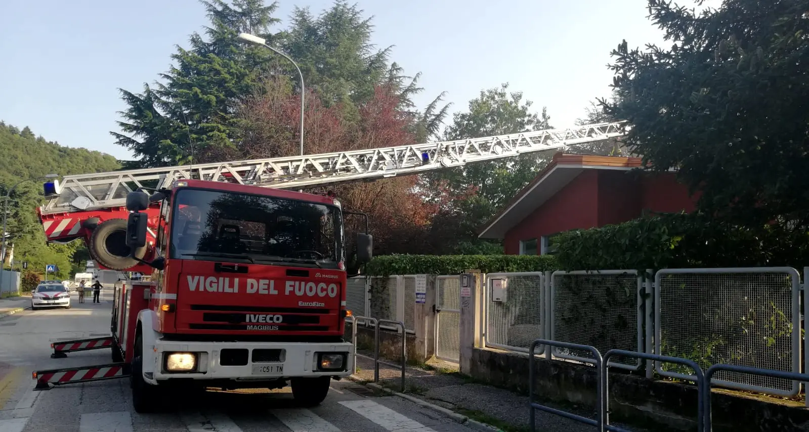 Brione, va a fuoco il tetto dell'asilo