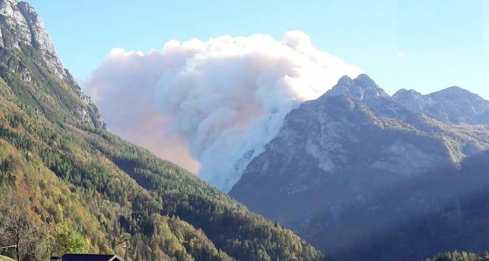 Enorme incendio sulle montagne di Agordo