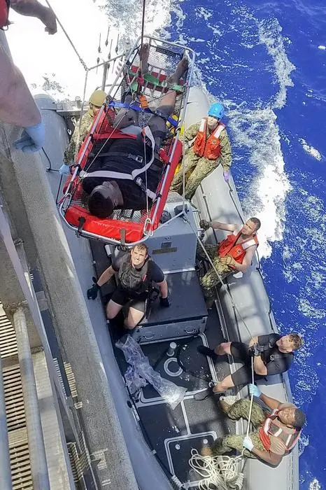 Nave Usa salva 41 migranti da Libia, recuperati 12 cadaveri