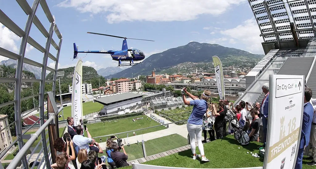Il centro città in 18 buche diventa un campo da golf