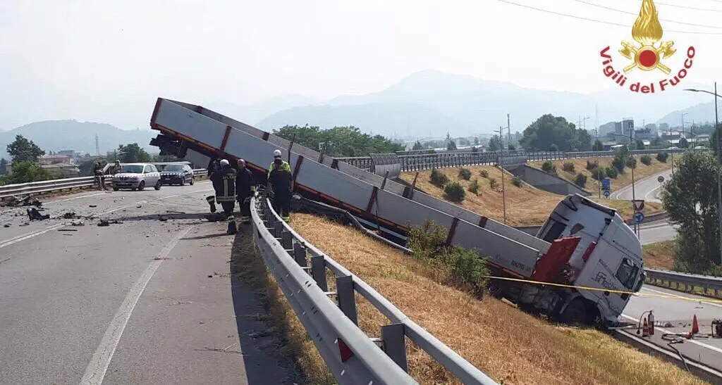 Tragico scontro con un Tir Muoiono 4 persone