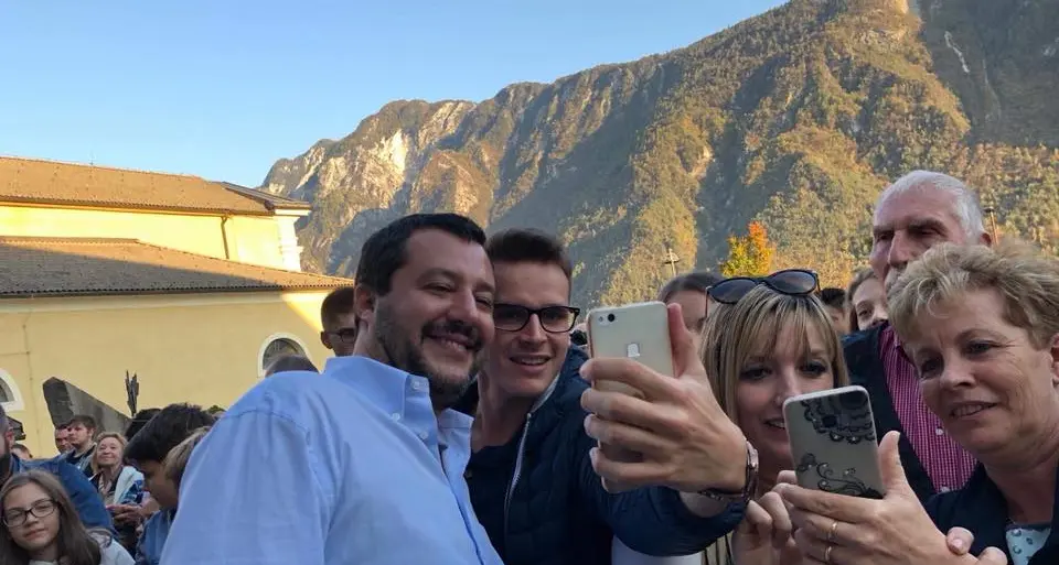 Dal risotto di Borghetto al comizio. Salvini nella città \"ferita\" di Ala