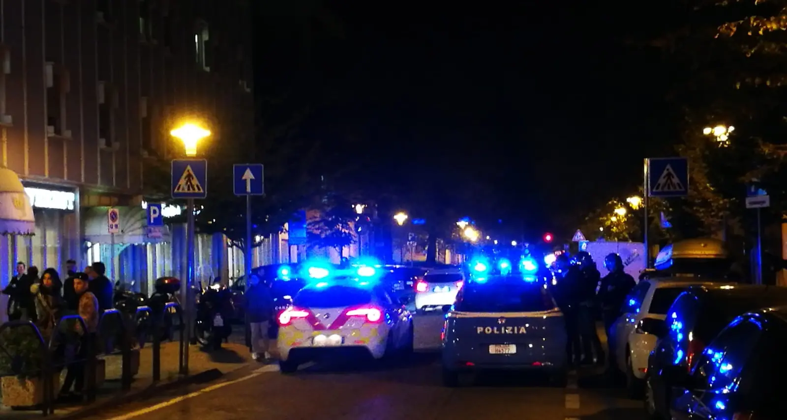 Spranghe, fumogeni e slogan: \"Via i fascisti\". Decine di anarchici contro CasaPound