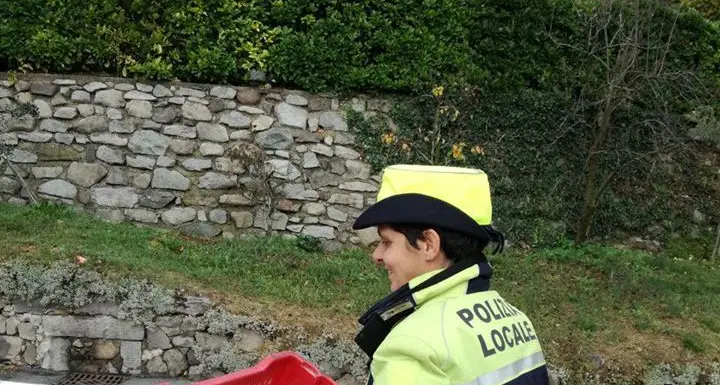 Strade chiuse e centri isolati: la polizia locale consegna il pane