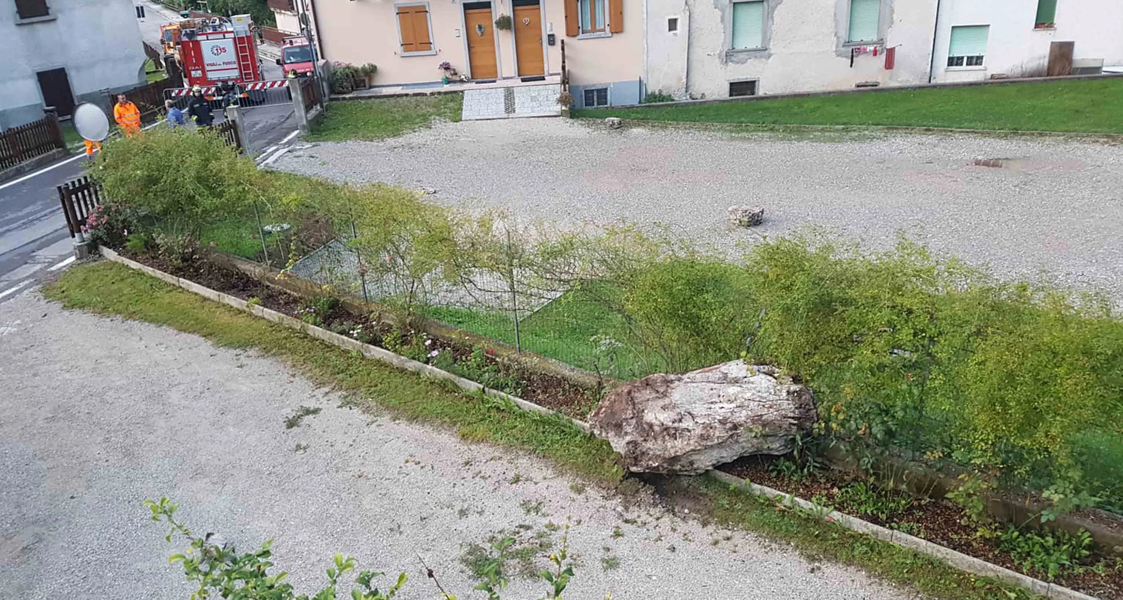 Ledro, la frana arriva sulla porta di casa