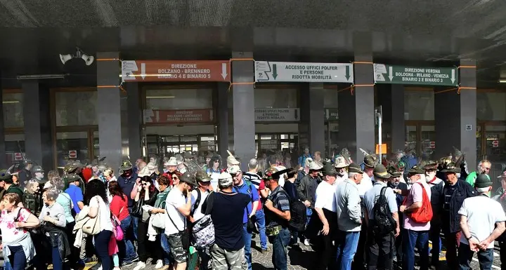 Gli alpini continuano a calare sulla città