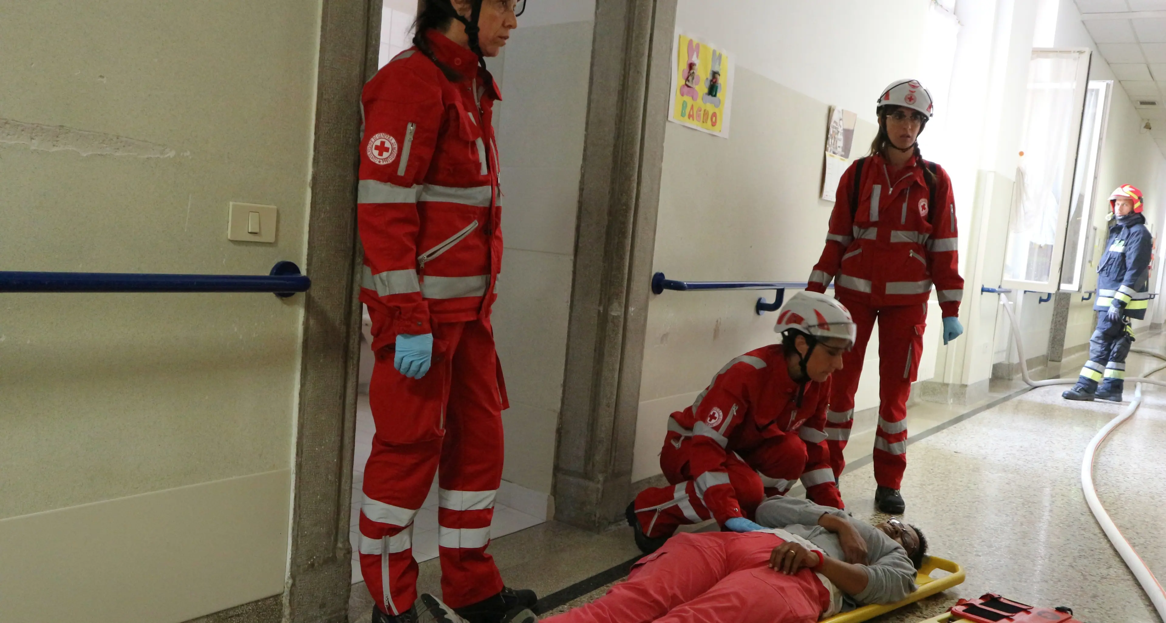 Anziani evacuati per l'esercitazione