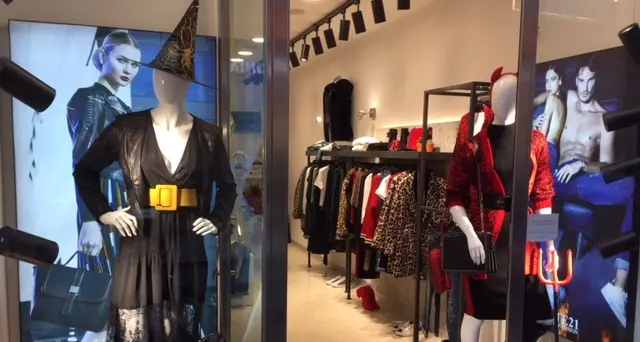 Nelle vetrine di Trento il match Halloween - Natale