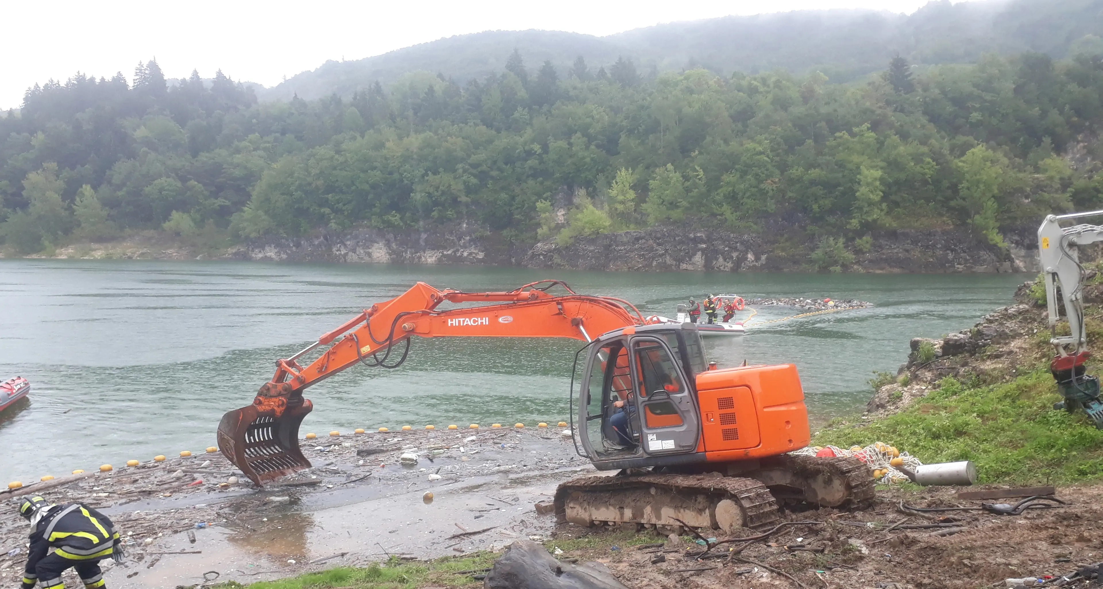 Santa Giustina, grandi pulizie Raccolti legna, plastica e barche