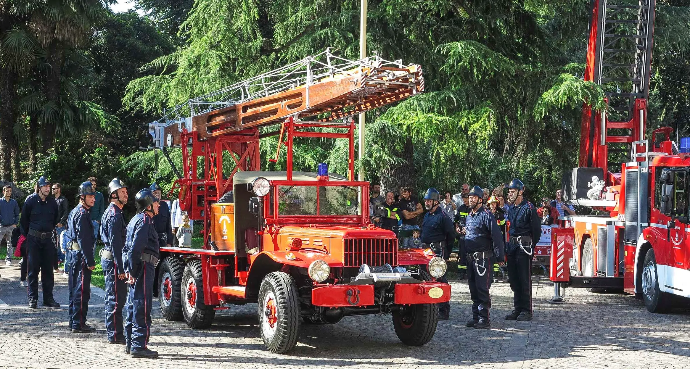 Arco, la città in festa per l'autoscala del '56