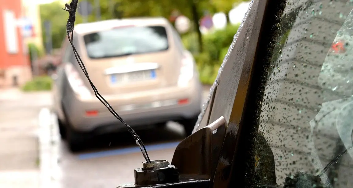 Rompono specchietti delle auto Identificati 4 ragazzini