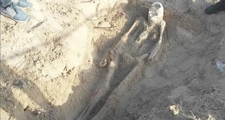 Giocano nella sabbia, spunta antico scheletro Due gemellini rivani come Indiana Jones