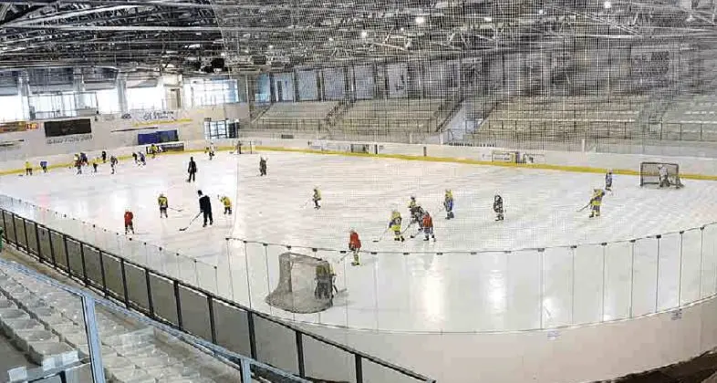 All'alba tutti sul ghiaccio: la protesta dell'Hockey Trento