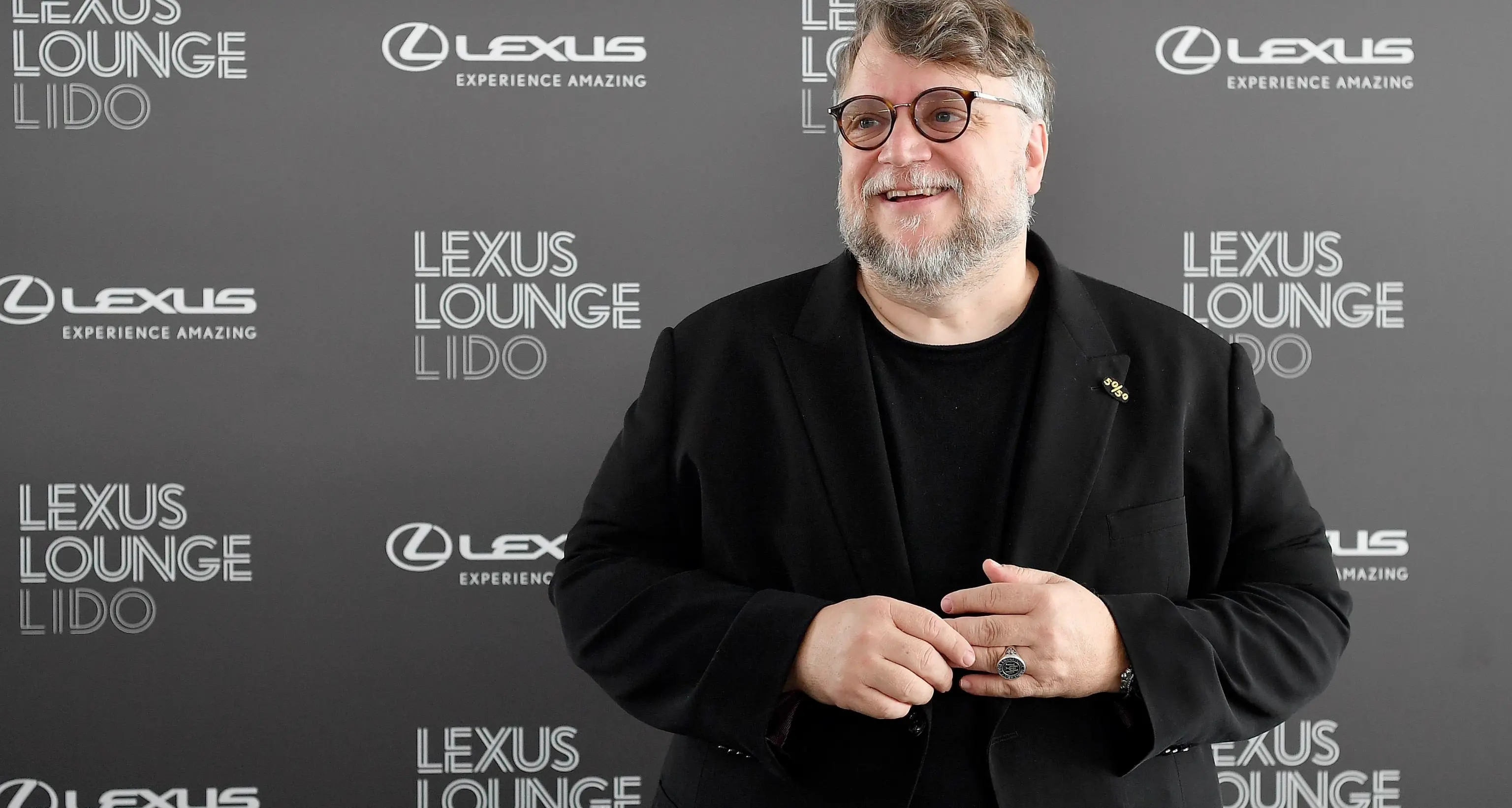 Film prodotto da Netflix, Del Toro spegne la polemica