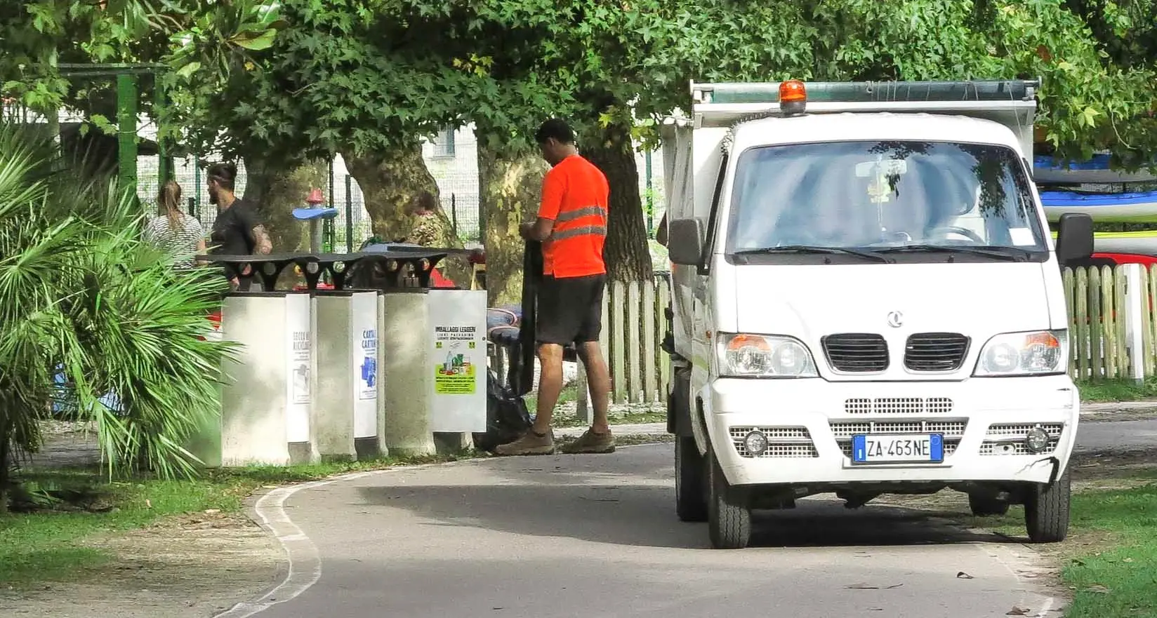 Litorale di Riva del Garda, la finta raccolta differenziata