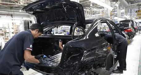 Trump vuole tariffa 20% su import auto