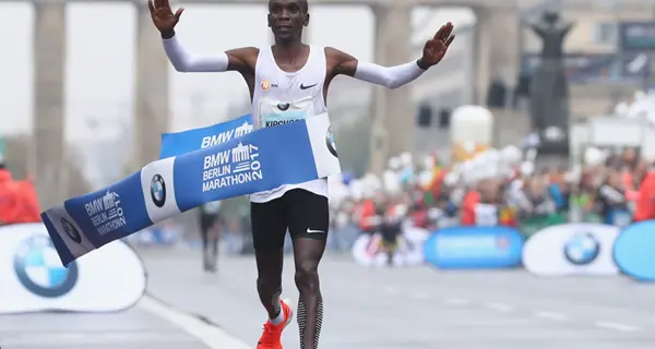 Maratona: Kipchoge vince con record a Berlino: 2h e 01