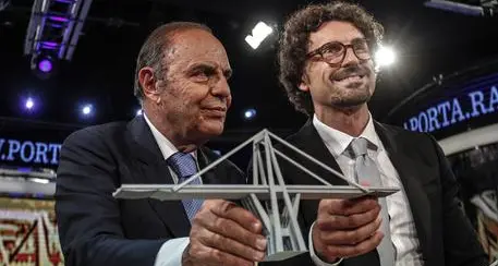 Polemica su foto Toninelli sorridente da Vespa