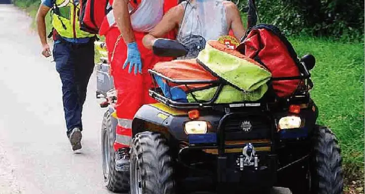 Soccorritore perde il controllo del quad: ferito