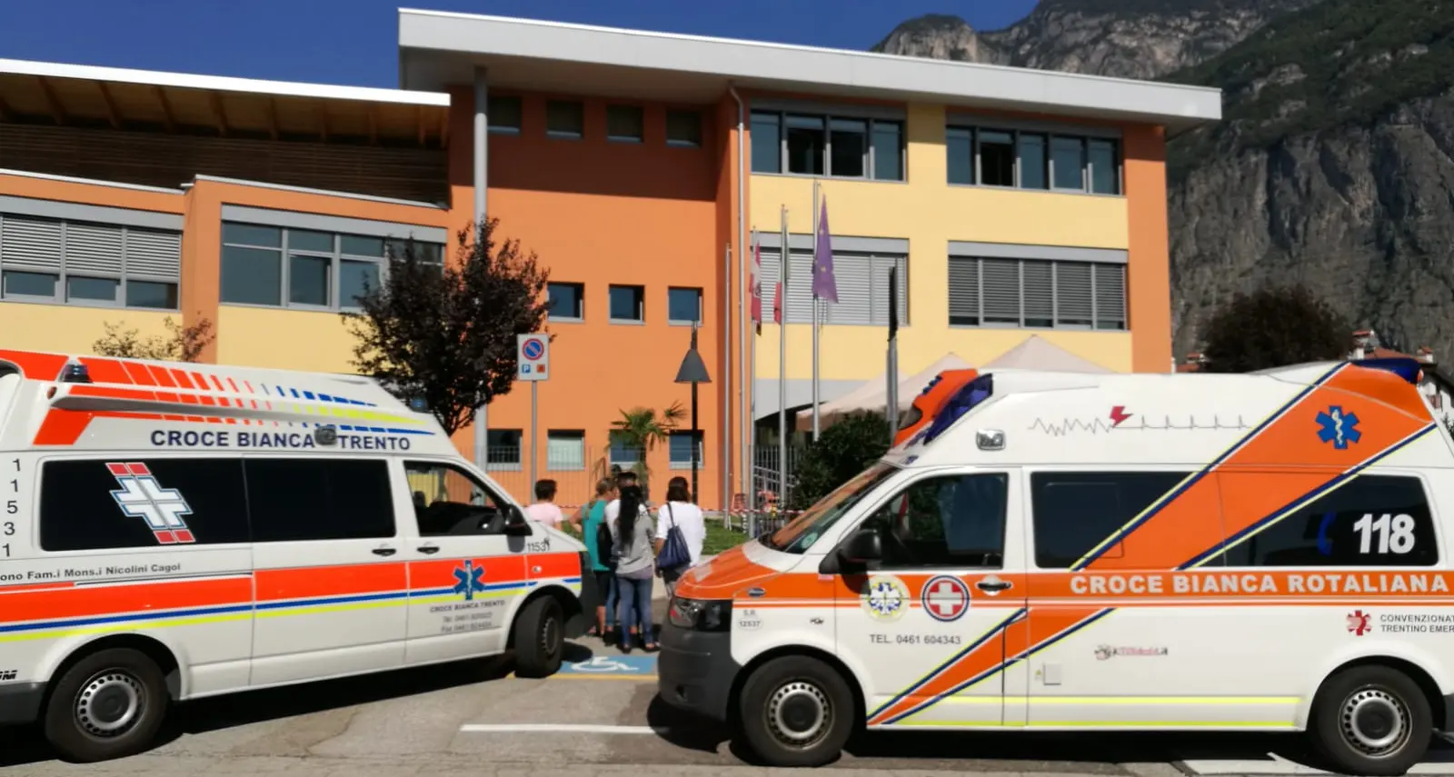 Odore di gas nelle aule e nei corridoi: a Mezzolombardo evacuato il polo scolastico