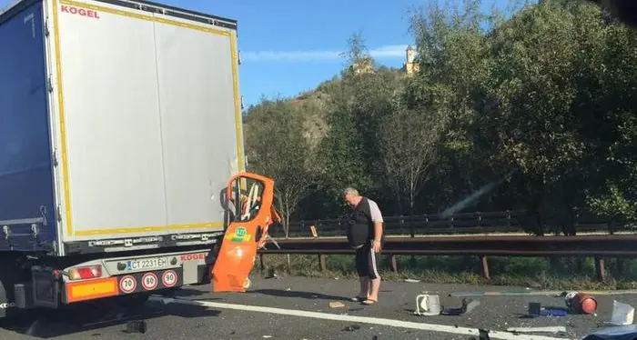 Vipiteno, tir tampona mezzo del servizio autostrade ferito un operaio
