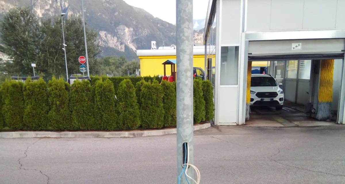 Raid alla stazione di servizio: danni per migliaia di euro a Trento sud