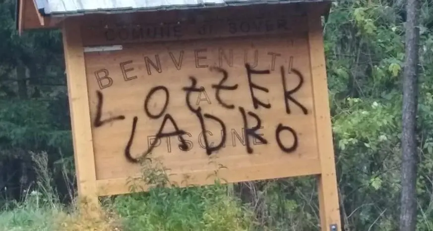 Brutto clima in vista del voto di domenica Scritte contro il candidato Graziano Lozzer
