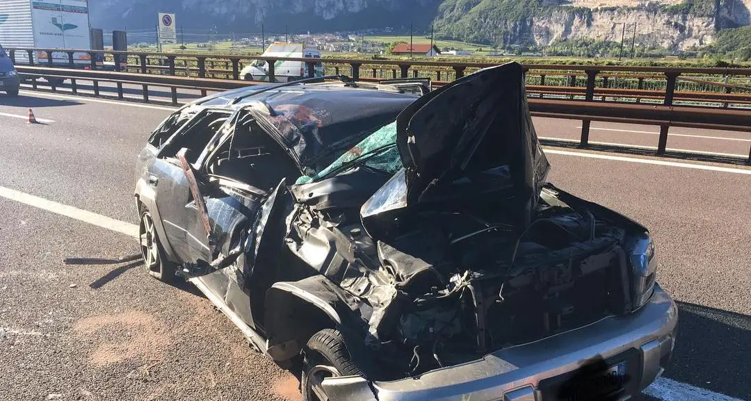 A22, auto si ribalta più volte Due feriti lievi, lunghe code