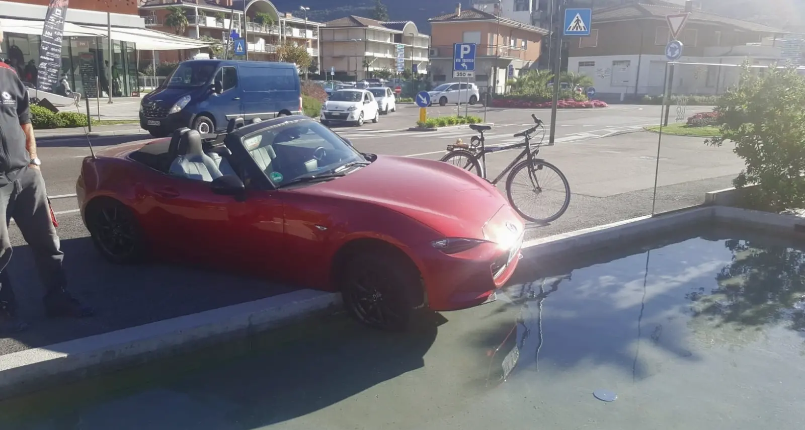 Finisce con la cabriolet nella vasca del Du Lac