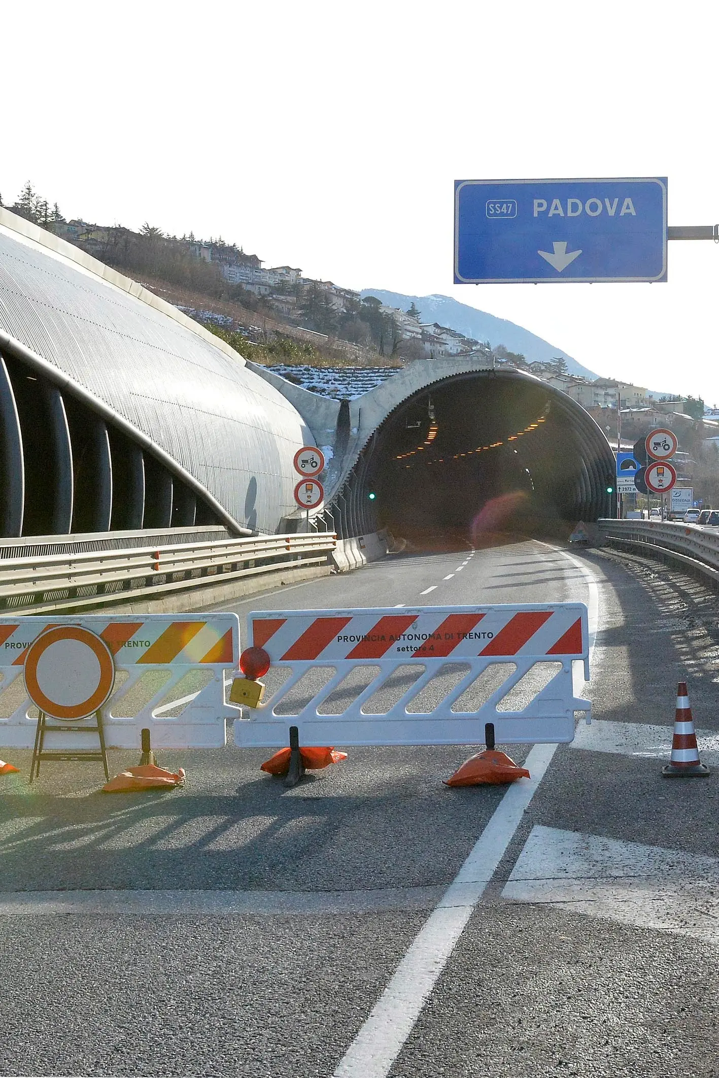 Camion in panne in galleria: code e disagi tra Trento e Pergine
