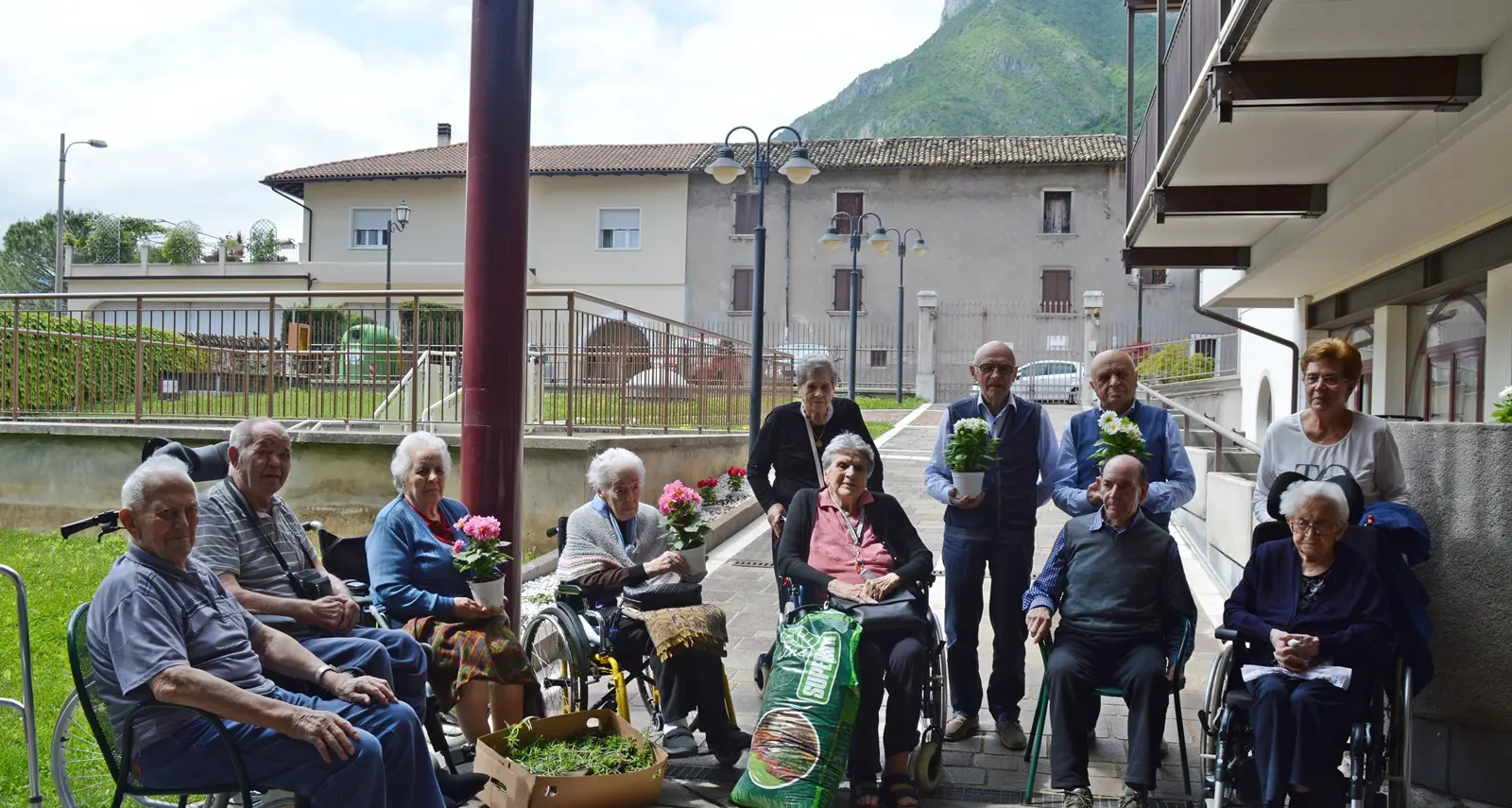 Fiori per far sorridere gli anziani alla Rsa di Avio