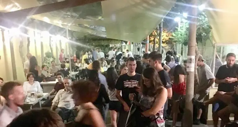 Festa per l'addio di Signorati il bar Paganini cambia gestione