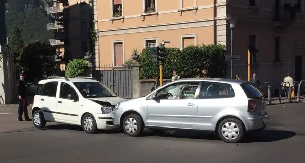 Non rispetta la precedenza Scontro frontale al semaforo
