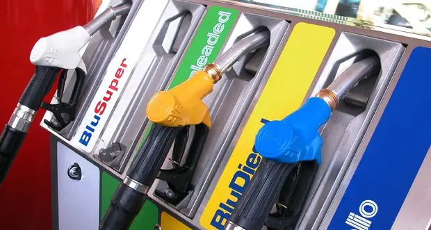 Carburanti: fuori Regione fare il pieno costa meno