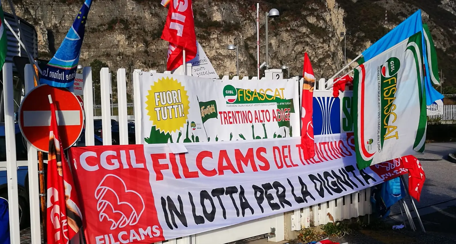 Sait, operai in sciopero e negozi chiusi Proteste per la disdetta del contratto integrativo