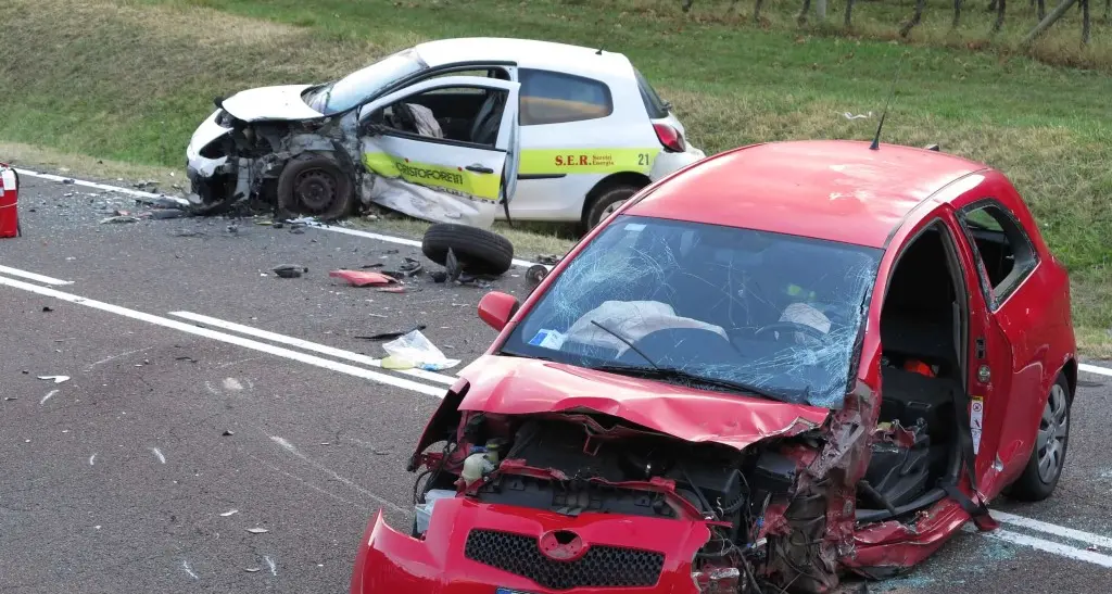 Schianto frontale tra 2 auto Gardesana, traffico in tilt