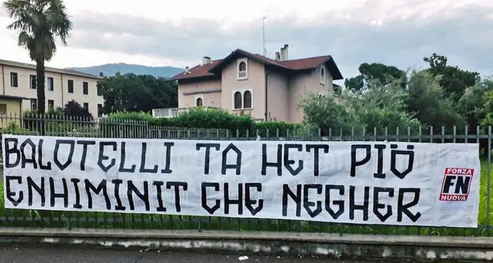 Forza Nuova: striscione razzista contro Mario Balotelli