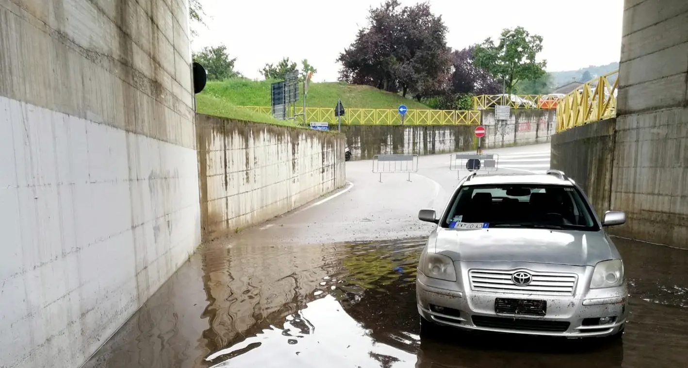 Nubifragio, due vetture nell'acqua a Volano