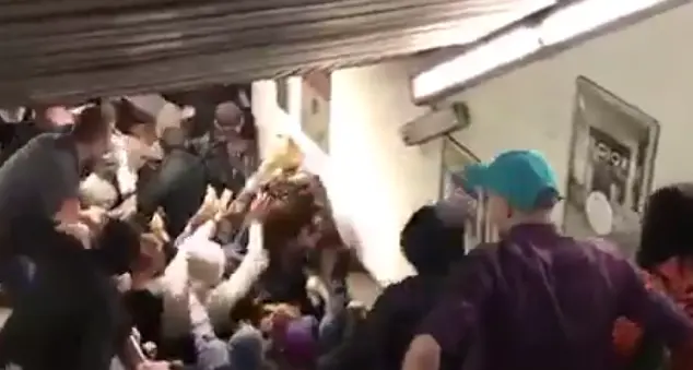 Cede la scala mobile della metro