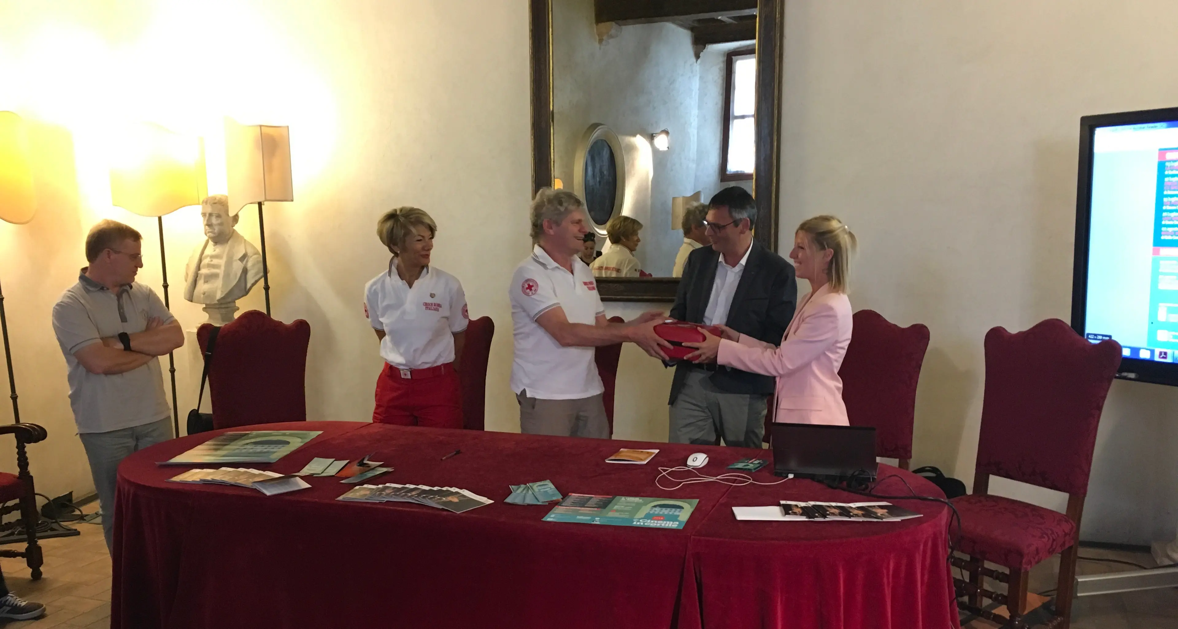 Defibrillatore donato al Comune Sarà collocato in via Alfieri